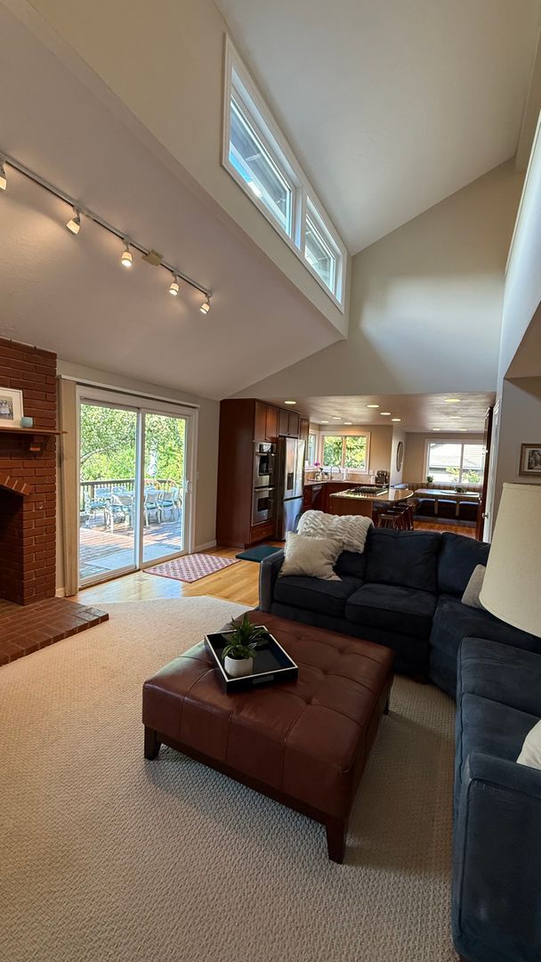 Building Photo - Pristine Single-Family Home in the Heart o...