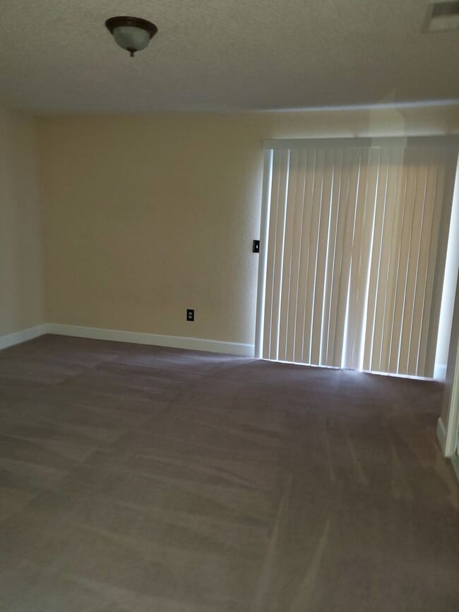 Building Photo - 3 bedroom 2 bath with Pool Off of Oakdale Road