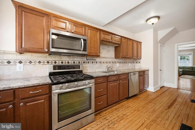 Building Photo - 214 E University Pkwy