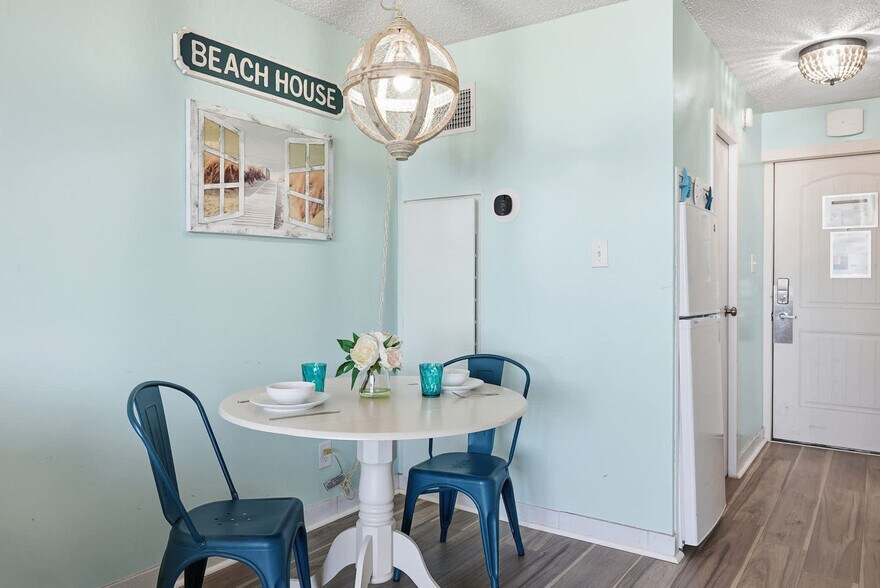 Building Photo - 8817 S Thomas Dr