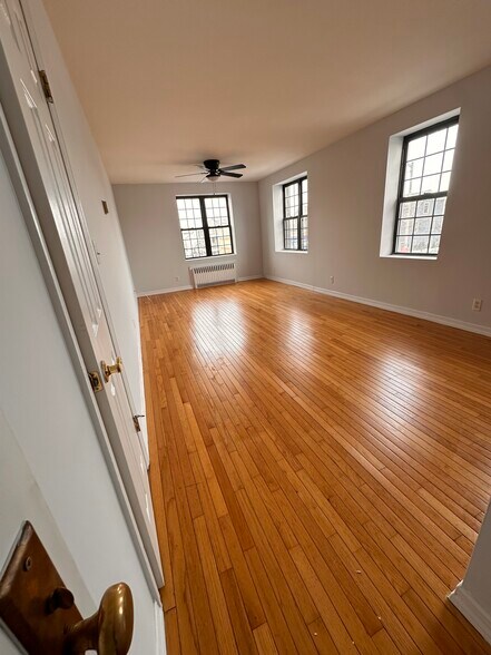 Building Photo - 890 W Beech St