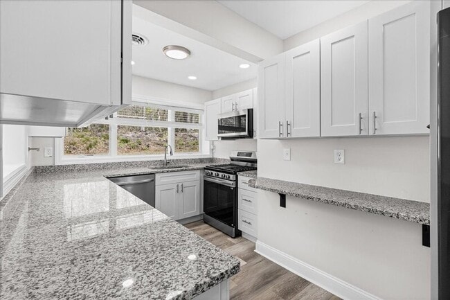 Building Photo - 2901 N Lakeshore Dr