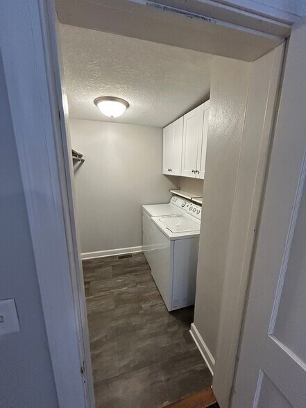 Building Photo - 950 29th Ave NE