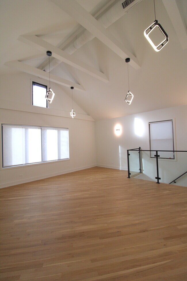 Building Photo - 933 N Ashland Ave