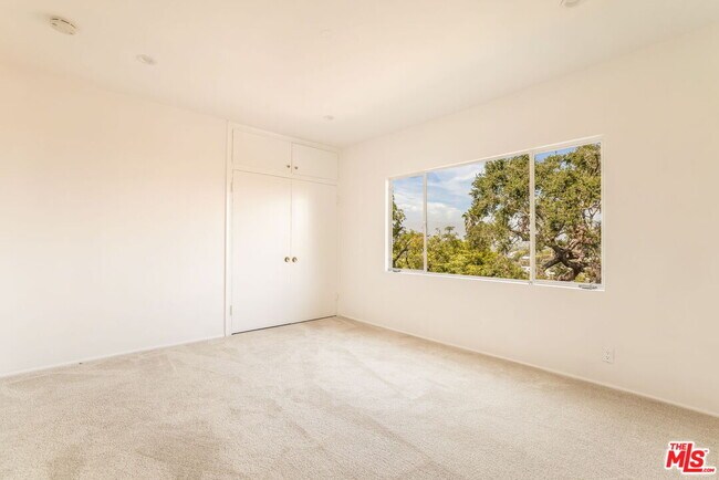 Building Photo - 2535 Ivanhoe Dr