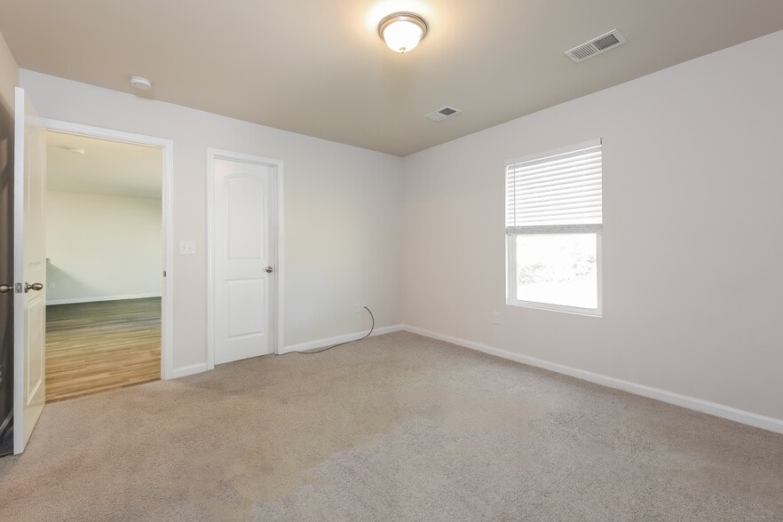 Building Photo - 161 Queens Cir