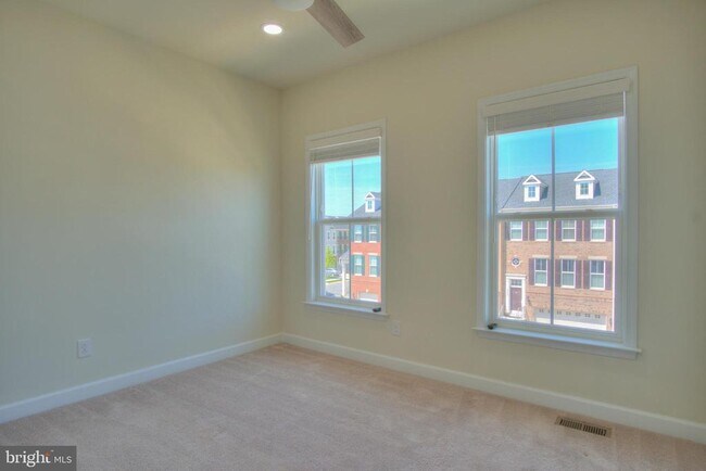 Building Photo - 42629 Oak Pk Sq