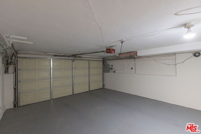 Building Photo - 2547 Canyon Dr