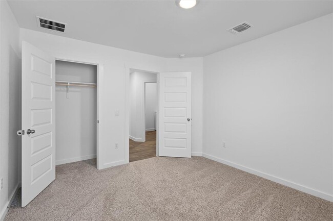 Building Photo - 211 James River Dr
