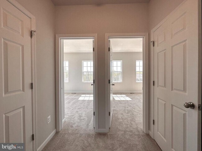 Building Photo - 526 Parkland Dr