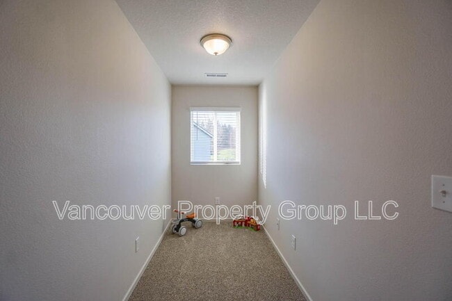 Building Photo - 2001 NE 4 Seasons Ln