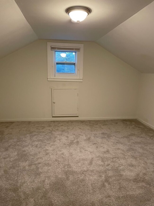 Building Photo - 3 Bedroom, 1 Bath Farmhouse Jamesville-DeWitt School