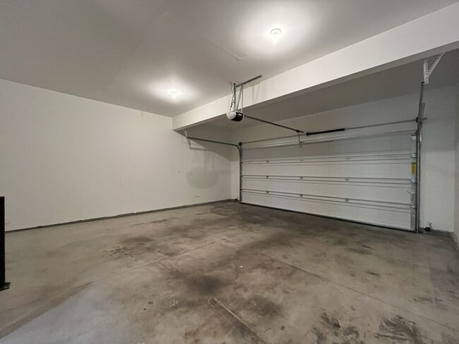 Building Photo - 3BD/3BA Bethany Home with Vaulted Ceilings, Stainless Appliances & Gas Fireplace