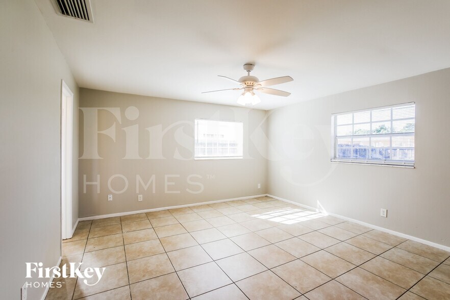 Building Photo - 2621 NW 42nd Terrace