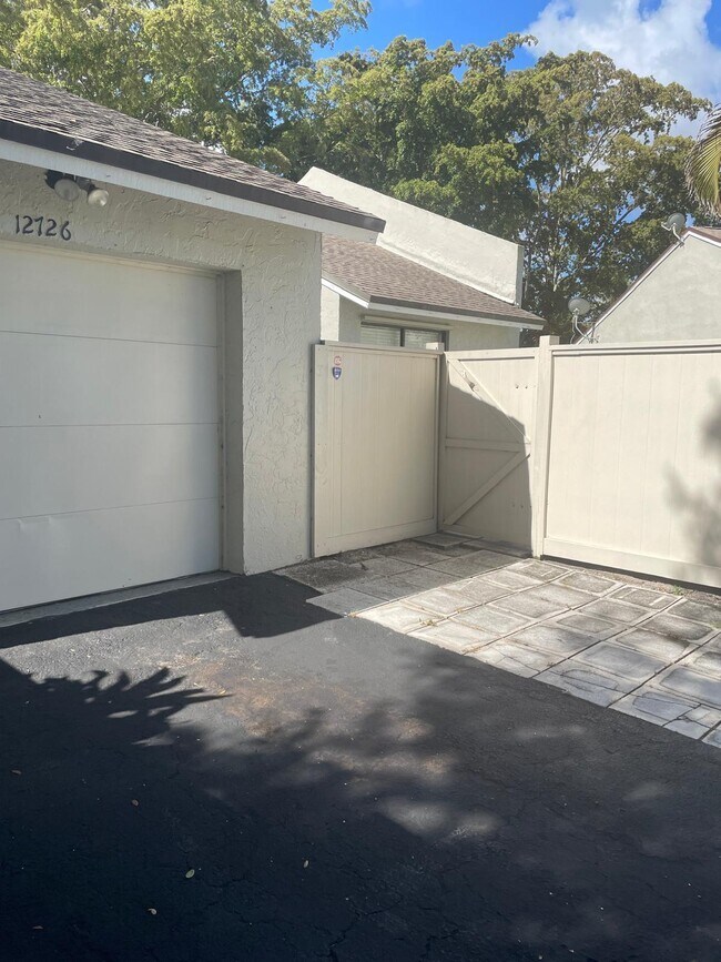Building Photo - 12726 Spinnaker Ln