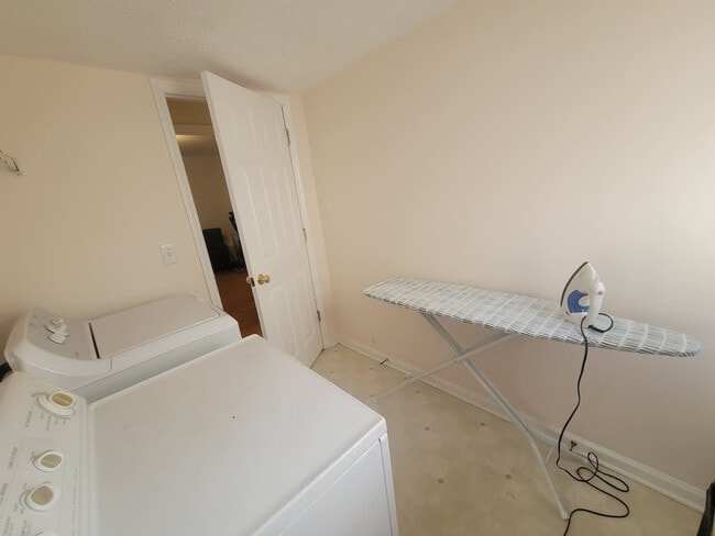 Building Photo - 305 Humble Rd