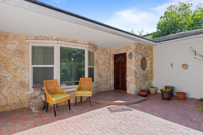 Building Photo - 899 NW 6th Dr
