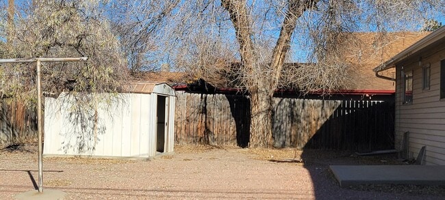 Building Photo - 2 bedroom 1 bath with garage