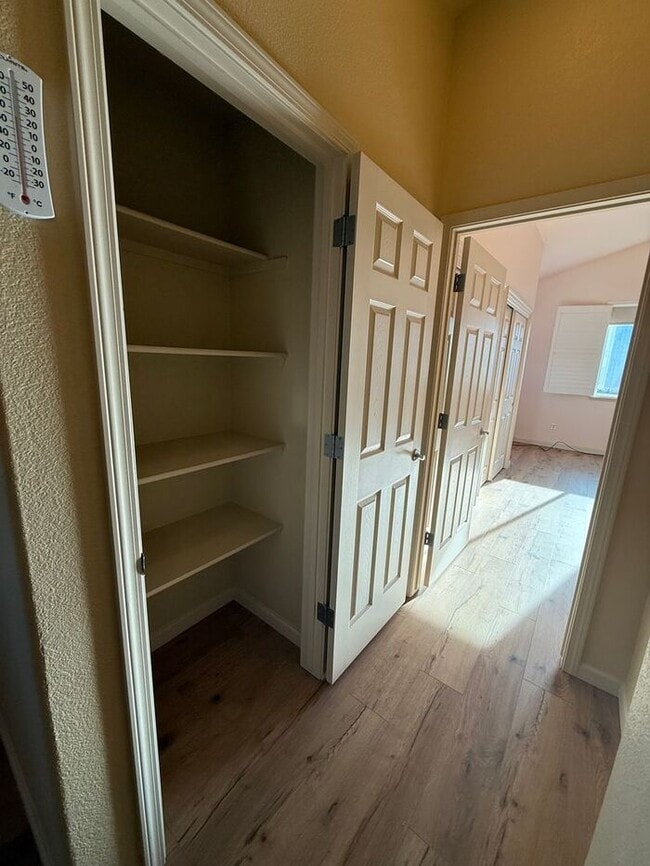 Building Photo - Modern Two–Primary Suite Townhome w/ 2-Car Garage in Sparks