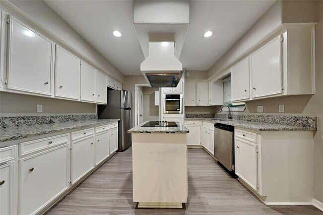 Building Photo - 2318 Turtle Creek Dr