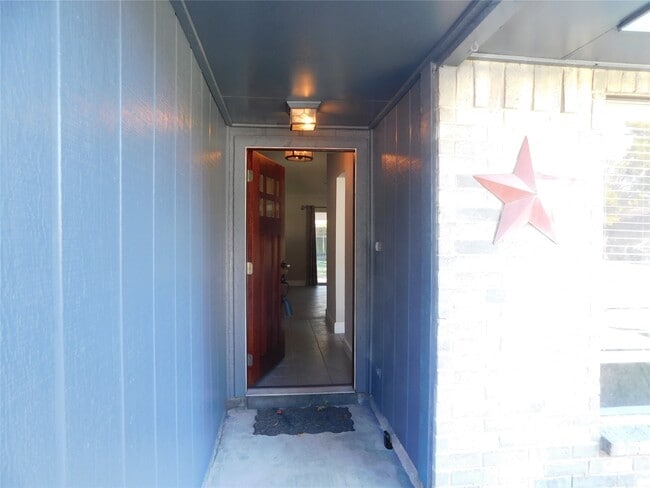 Building Photo - 3014 Windemere Dr