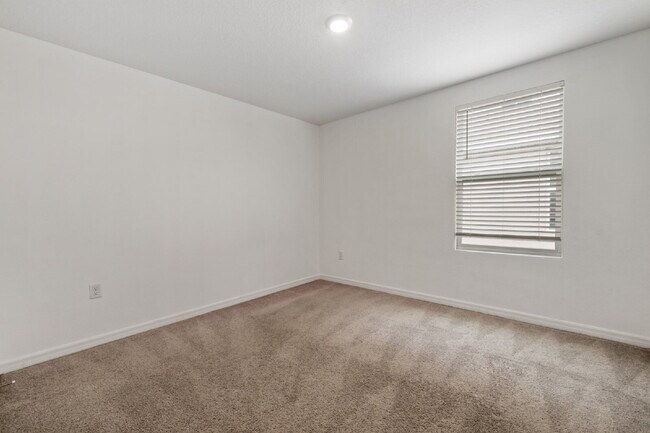 Building Photo - "Spacious 5-Bedroom Haven with Stunning Lake Views & Granite Elegance in Riverview!"