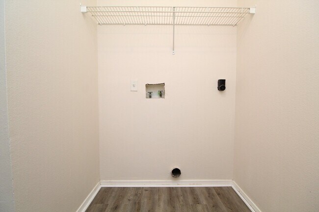 Building Photo - 2BR/2BA End Unit in West Pensacola – Pet F...