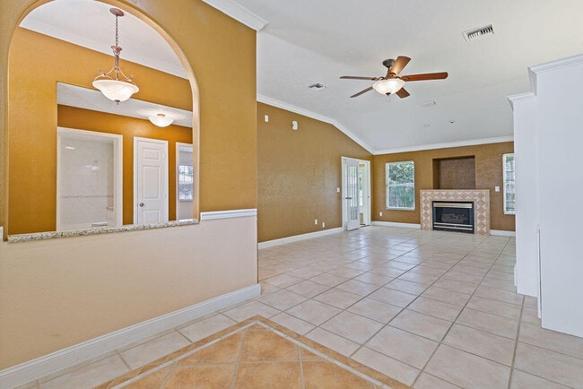 Building Photo - 208 Palm Cir