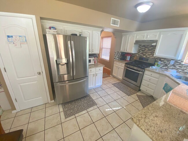 Building Photo - East El Paso 3 bed Refrig A/C w/Loft!