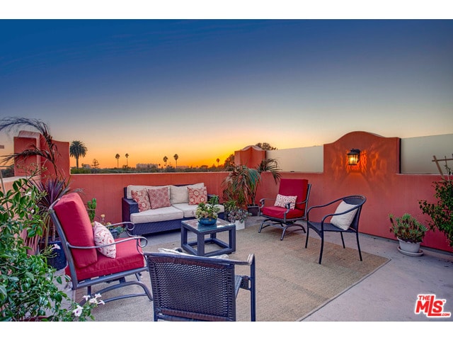 Rooftop Patio - 4307 S Centinela Ave