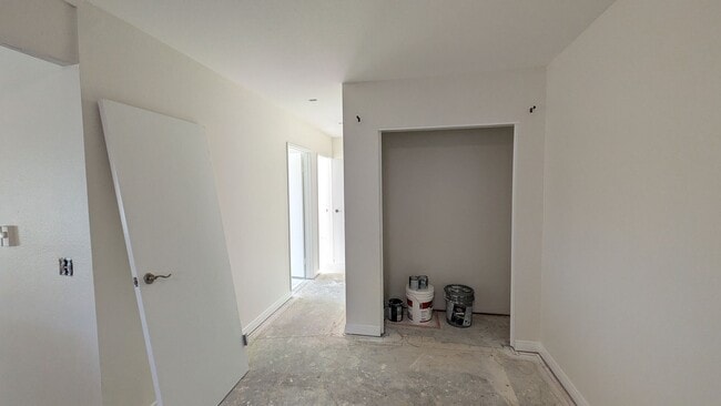 Building Photo - Refreshed condo in Gated Community