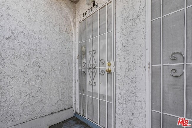 Building Photo - 5319 1/2 Normandie Ave