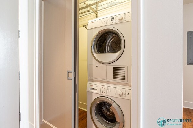 Building Photo - Financial District: 1 bed + Den/Office w/ ...