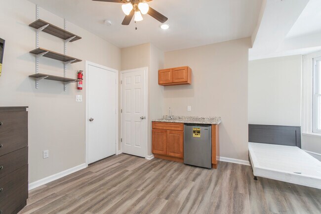 Building Photo - 917 W Duncannon Ave