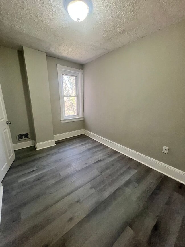 Building Photo - 4 Bedroom | 1 Bath