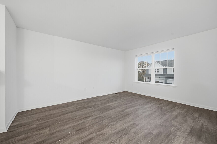 Building Photo - 1250 E 7th St