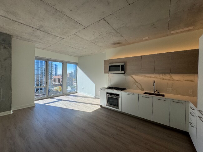 Building Photo - 167 N Desplaines St