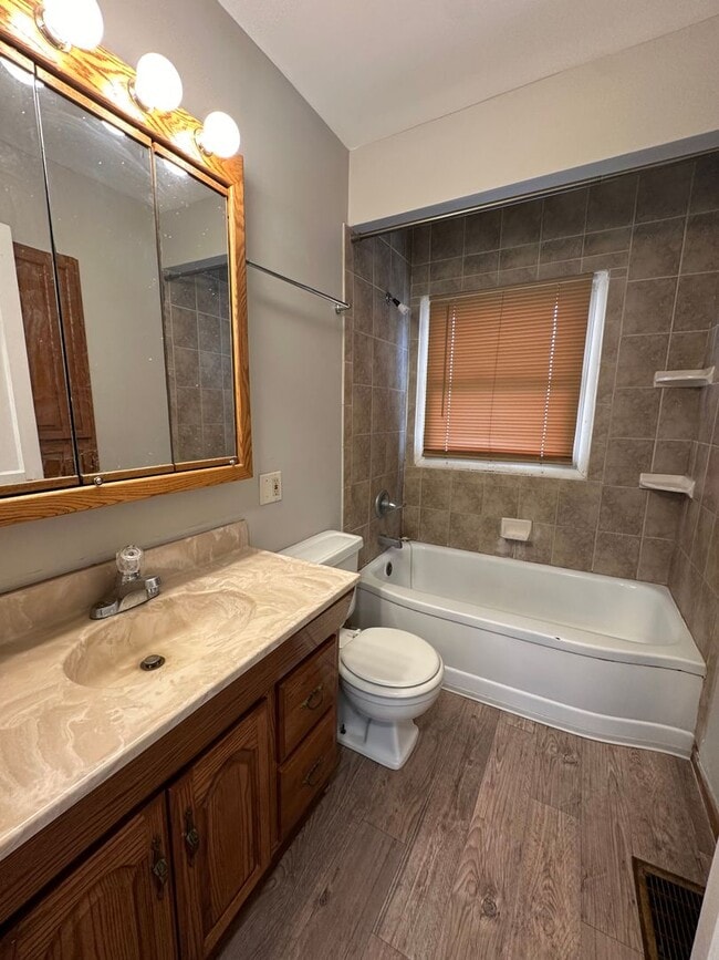 Building Photo - 3 Bedroom Single Family Home