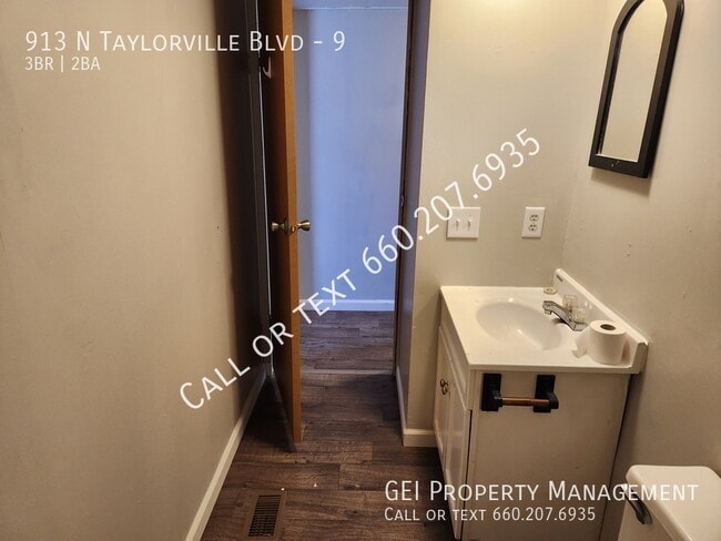 Building Photo - 913 N Taylorville Blvd