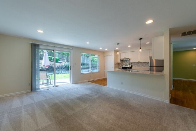 Building Photo - Peaceful neighborhood setting within walki...