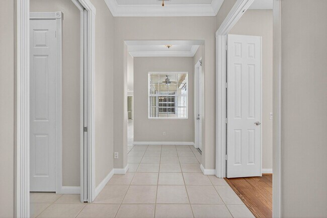 Building Photo - 121 Savona Dr