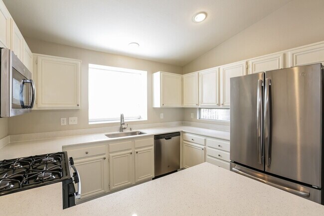 Building Photo - 541 Vantage Ave