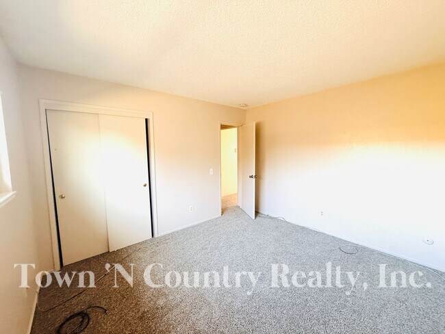 Building Photo - 215 W Alvin Dr