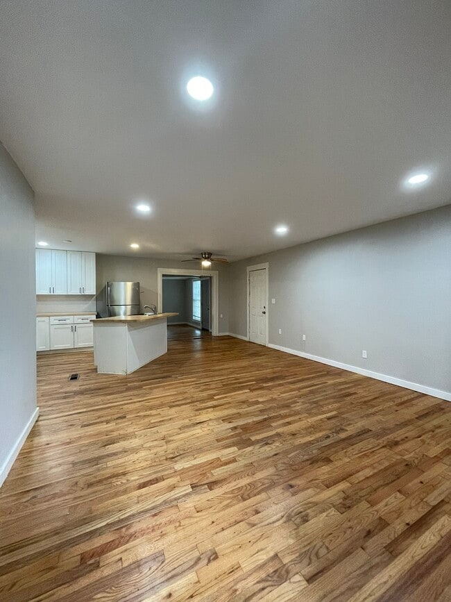 Building Photo - 611 Inglewood Dr