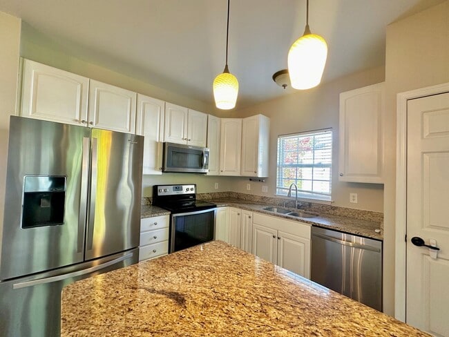 Building Photo - Beautiful 3 Bed 2.5 Bath Townhome Minutes from Cool Springs