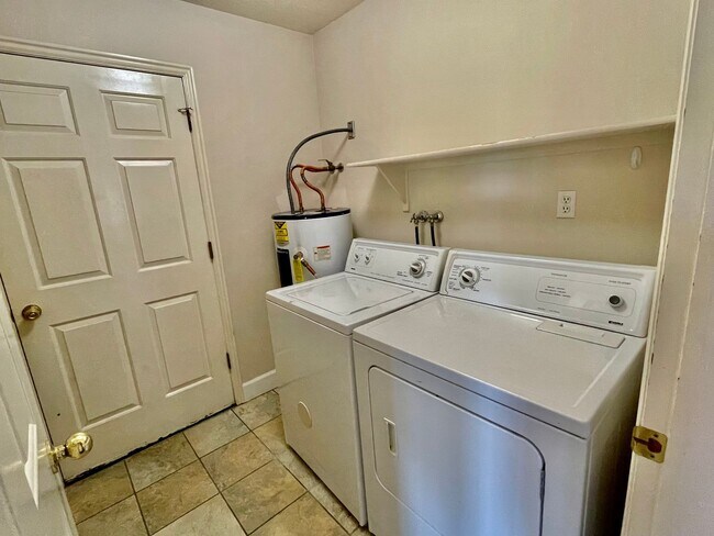 Building Photo - Lovely 3-BR Home in Southgate
