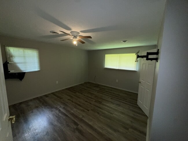 Building Photo - 5558 Queen Mary Ln