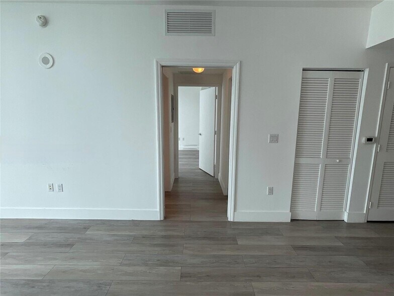 Building Photo - 950 Brickell Bay Dr