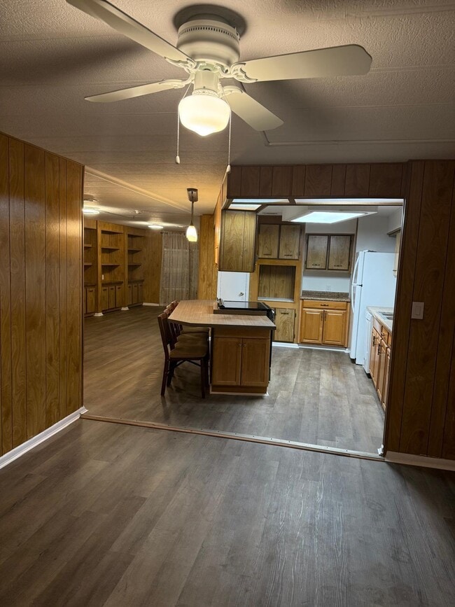 Building Photo - 11621 Venetian Ave