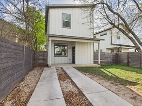 Building Photo - Modern Freestanding Condo with Private Yard Near Downtown Austin